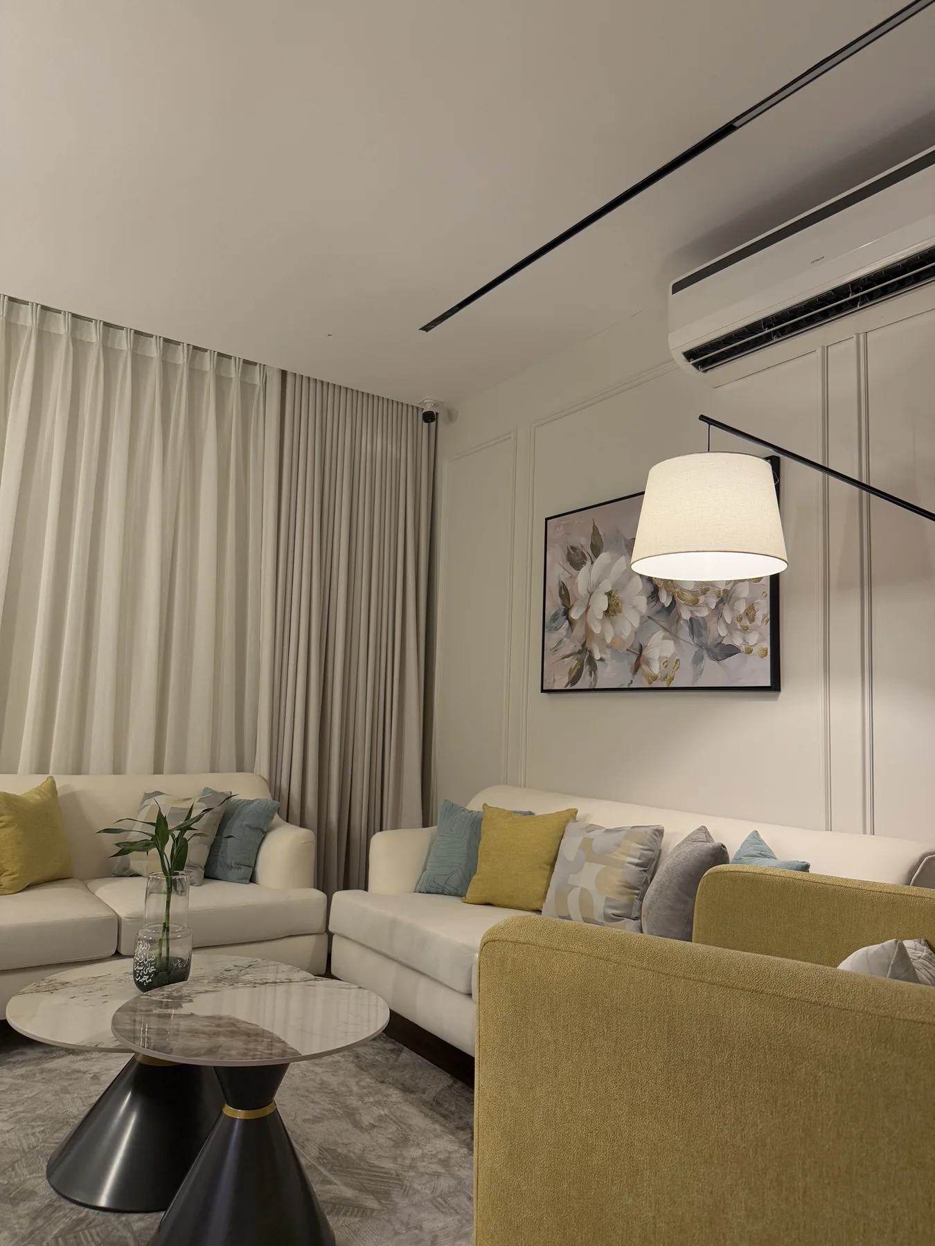 مجلس معيشة بعد التنفيذ من أعمال التصميم الداخلي لدى Lavender Home